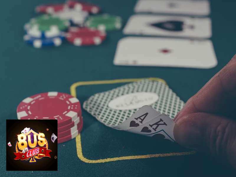 Hướng dẫn đánh bại đối thủ với cách chơi bài Poker 8us thông minh và hiệu quả